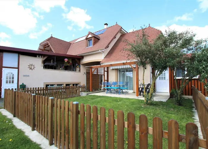 Les Nuages Fleuris - Est 別荘